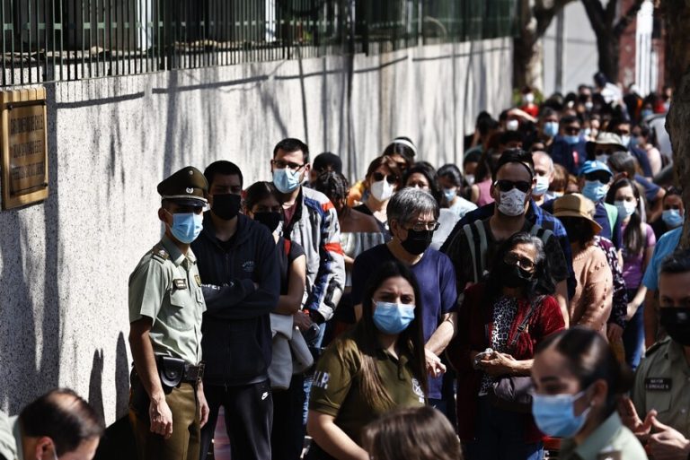 Más de 55 mil excusas para no votar en el plebiscito: ¿Hasta qué hora atienden las comisarías y quiénes deben ir?