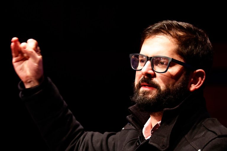 Pdte. Boric invita a partidos políticos a reunión en La Moneda para 