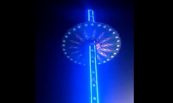 El momento en que un juego se desplomó en parque de diversiones y dejó casi una veintena de lesionados