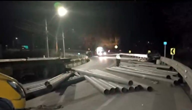 Tragedia en Lampa: Mujer murió tras ser impactada por tubos de acero que se soltaron de camión