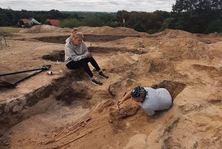 Hoz en el cuello y candado en el pie: Encuentran restos de 