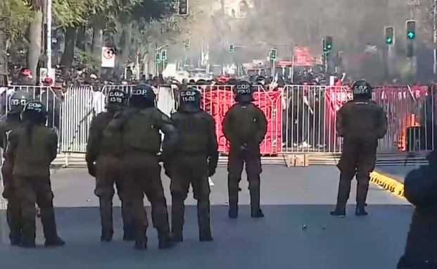 Cortes de tránsito y barricadas: Marcha de estudiantes secundarios avanza hacia La Moneda