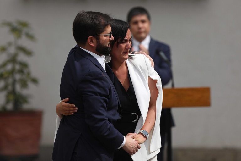 Entre lágrimas: El abrazo del pdte. Boric e Izkia Siches por su salida del Ministerio del Interior