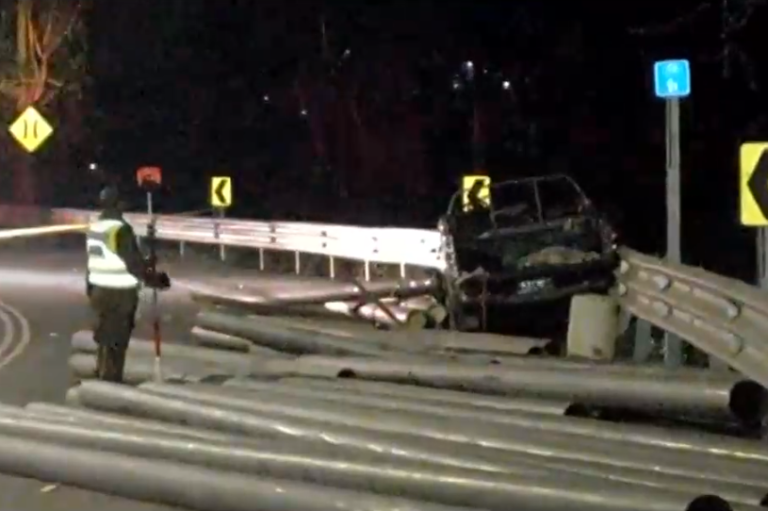 Mujer murió al ser aplastada por cilindros de acero que cayeron desde un camión en la carretera