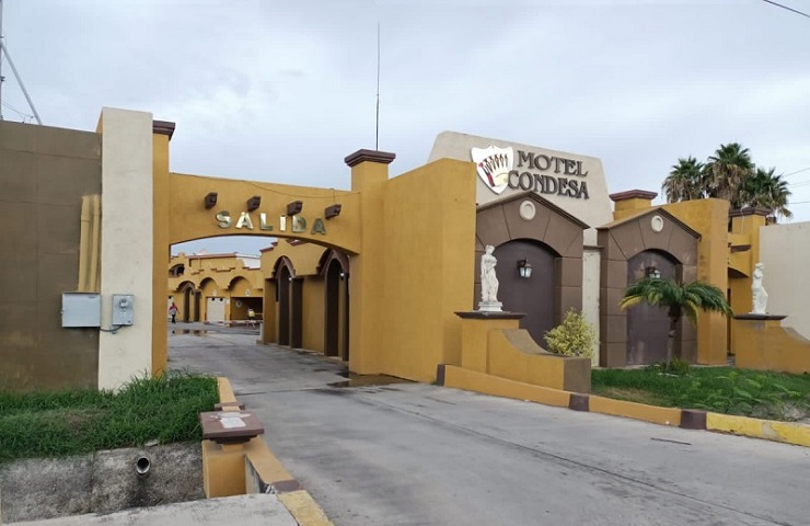 Pareja muere intoxicada por monóxido de carbono en motel de México tras olvidar apagar el auto