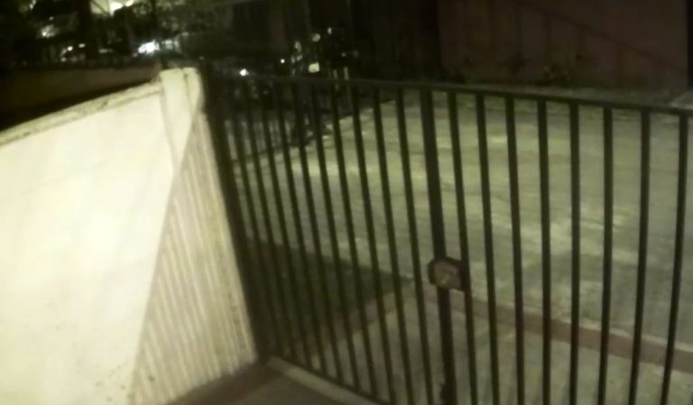 Delincuentes ingresaron a condominio simulando ser residentes: Abrieron con un control y robaron una casa