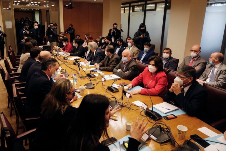 Sin plazos definidos: Partidos políticos tuvieron primera reunión para abordar continuidad del proceso constituyente