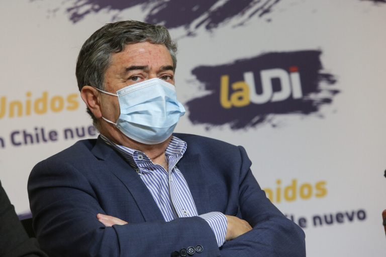 Coloma descarta idea de usar como base la propuesta de Constitución rechazada: 