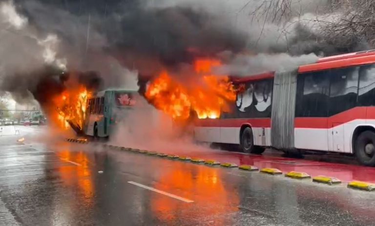 Dos buses resultaron quemados en inmediaciones del INBA