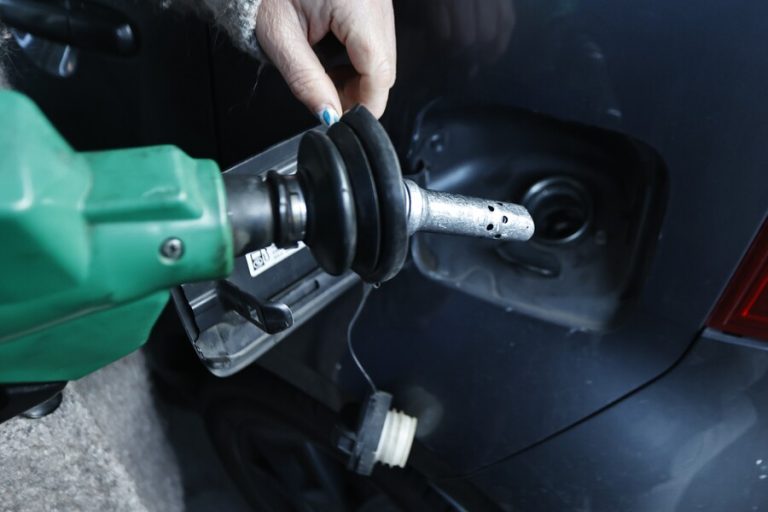 Bencinas bajan, pero nunca está de más cotizar: El mapa para encontrar la más barata en tu ciudad