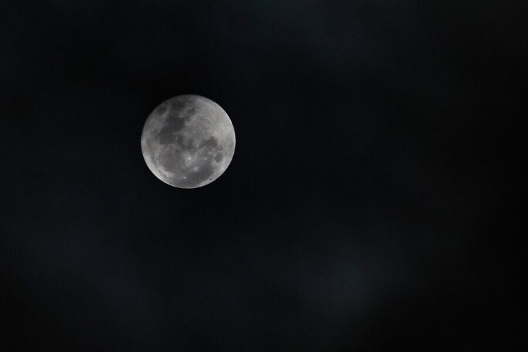 Saturno, Júpiter y la Luna más cerca que nunca: ¿Cuándo, cómo y dónde verlos juntos en el cielo?