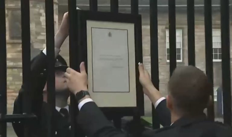 El momento en que guardias reales del Palacio de Buckingham informaron la muerte de la reina Isabel II