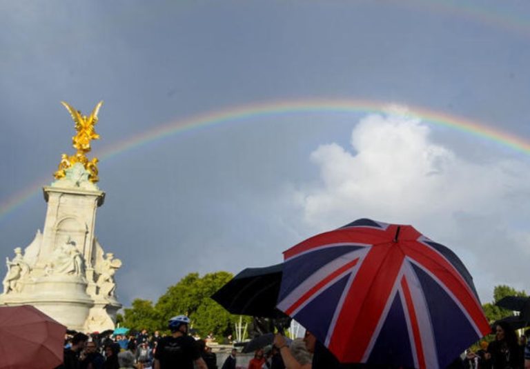 El doble arcoíris que se posó sobre el palacio de Buckingham tras la muerte de la reina Isabel II