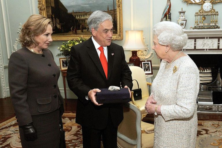 El curioso regalo que le dio Sebastián Piñera a la Reina Isabel II durante su visita al Palacio de Buckingham