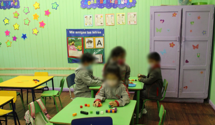 Denuncian que niño de 8 años con síndrome de down era amarrado a la mesa por la asistente de aula