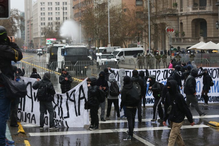 Saqueos y dos buses quemados: Así fue la jornada de manifestaciones en el centro de Santiago