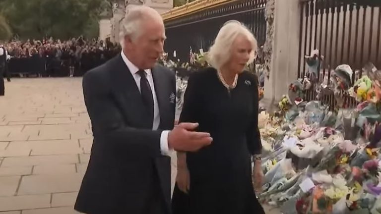 Ingleses se agolpan fuera de Buckingham: Se espera mensaje del rey Carlos III