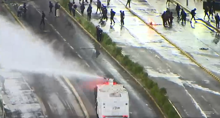 Manifestaciones en Santiago Centro: Tránsito estuvo cortado en eje Alameda y Metro cerró varias estaciones