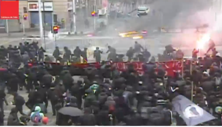 Incidentes aislados frente a La Moneda durante marcha conmemorativa por 49 años del Golpe de Estado