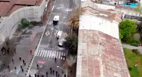 Registran enfrentamientos entre encapuchados y Carabineros afuera del Cementerio General