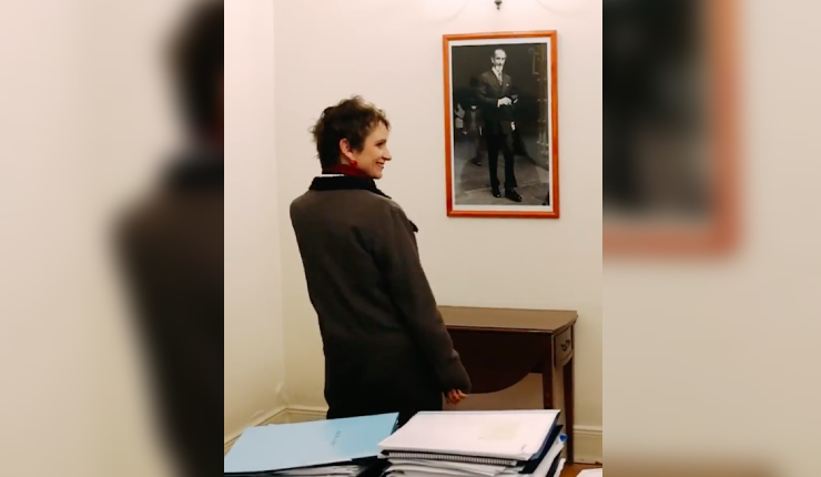 A 49 años del Golpe: Ministra Tohá colgó en su oficina una foto de su papá, quien fue asesinado en dictadura