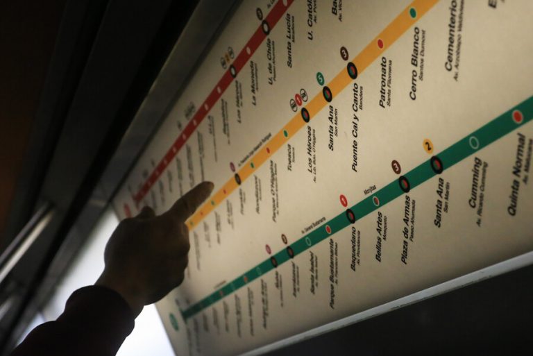 Metro de Santiago informó el cierre de tres estaciones por manifestaciones en el marco del 11-S