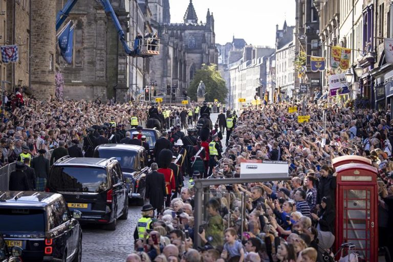 Masiva despedida a la reina Isabel II en Escocia: Féretro llegará este martes a Londres