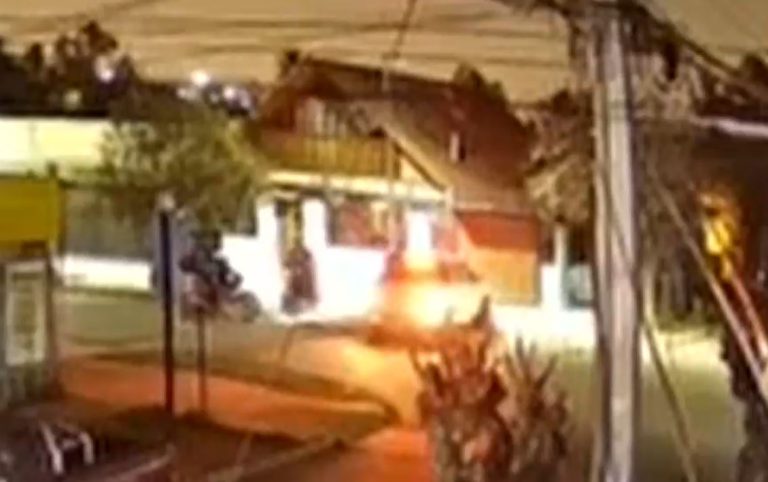 Captan ahora a motochorros realizando portonazo en La Cisterna: Amenazaron con armas de fuego