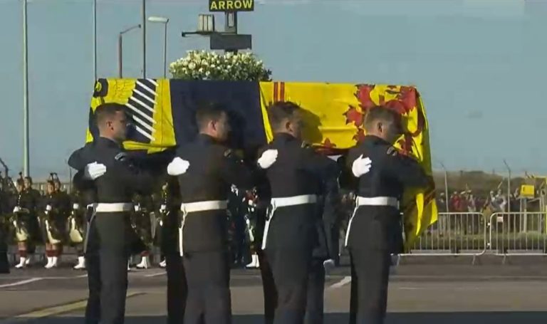 Así fue el traslado del féretro de reina Isabel II entre homenajes y acompañada por cientos de personas