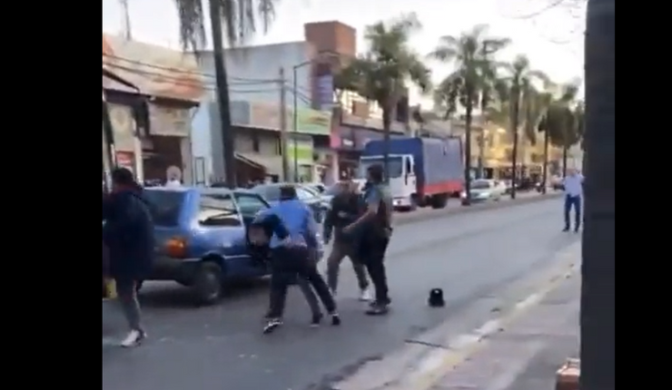 Patadas, combos y empujones: Captan violenta pelea entre conductores en plena calle en Argentina