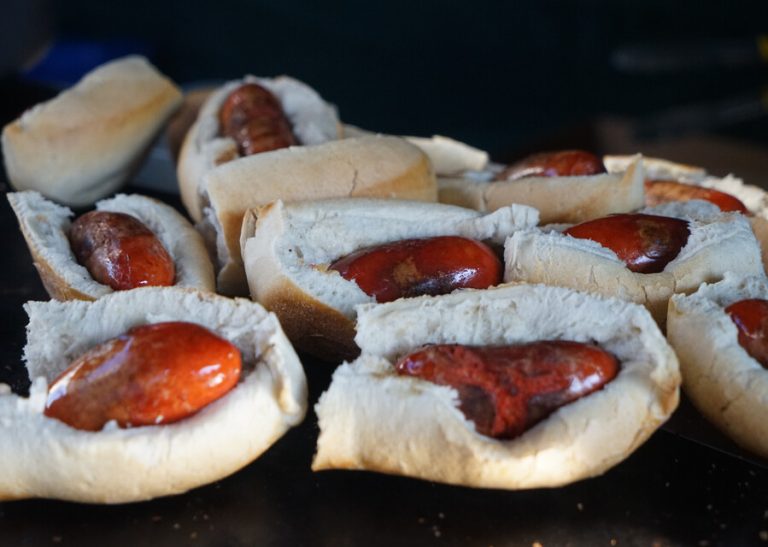 ¿A fuego lento y sin cortes al medio? Estos son los secretos para preparar el mejor choripán