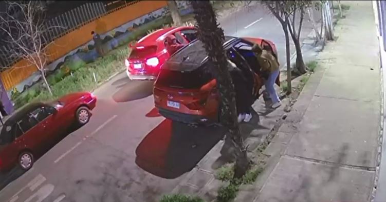 Intentaron asaltar a ex PDI y él frustró el robo del auto disparando contra los delincuentes en La Reina