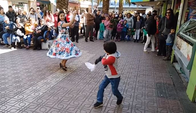 Puro talento: Niño causa furor por su increíble interpretación de cueca en pleno paseo peatonal