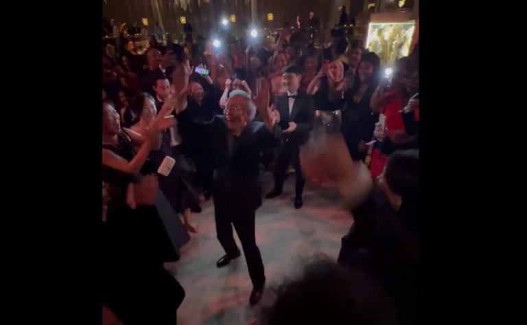 Sacó los pasos prohibidos: Abuelo de El Juego del Calamar la rompió con efusivo baile en los Emmy