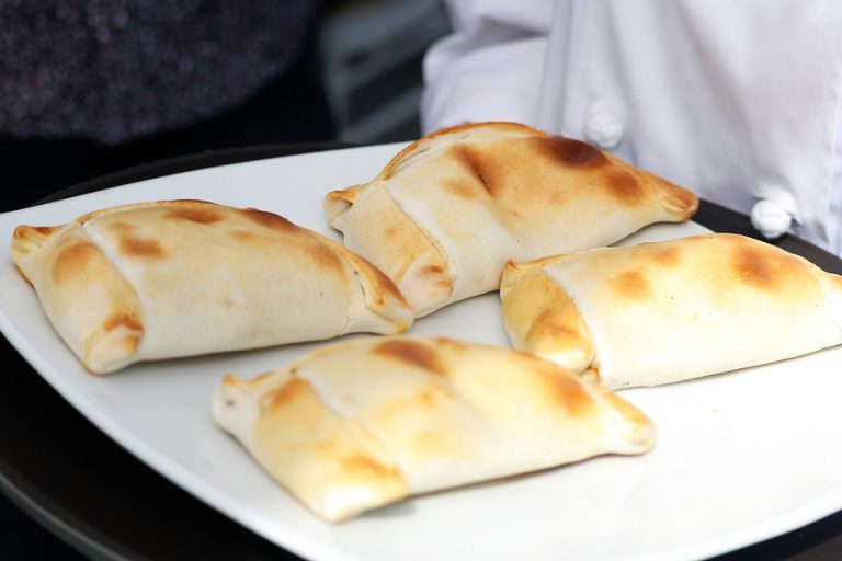 Sí, somos aguafiestas: Estas son las calorías que tienen empanadas, asados y otras comidas típicas dieciocheras