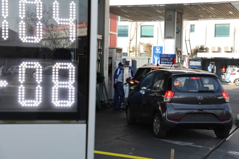 Un alivio para el bolsillo: Bencina de 93 octanos bajará $10 por litro este jueves