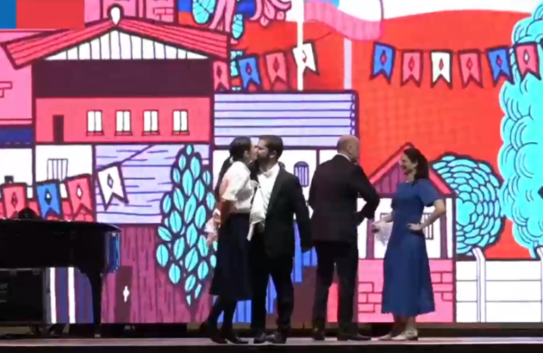 Pdte. Boric e Irina Karamanos terminan pie de cueca con un beso en inicio de fondas del Parque O'Higgins