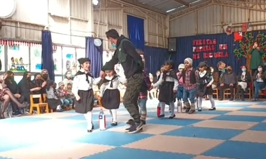 Exceso de ternura: Papá salió a acompañar a su hija tras ver que bailaba sola en un acto escolar