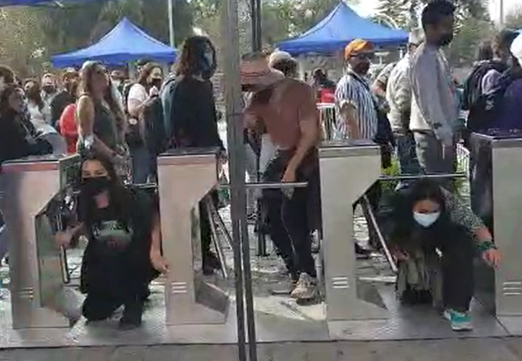 Personas pasaron por abajo de torniquetes del Parque O'Higgins: Organización acusó 