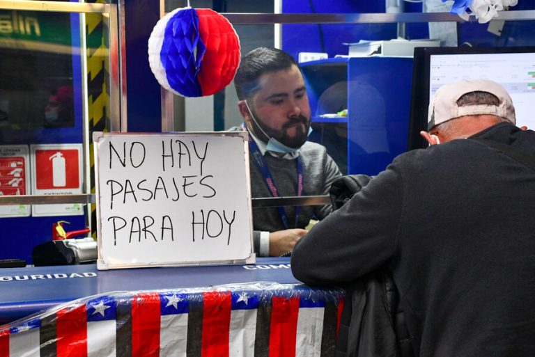 Masiva salida en terminales de Santiago por Fiestas Patrias: Se registraron problemas con Pase de Movilidad