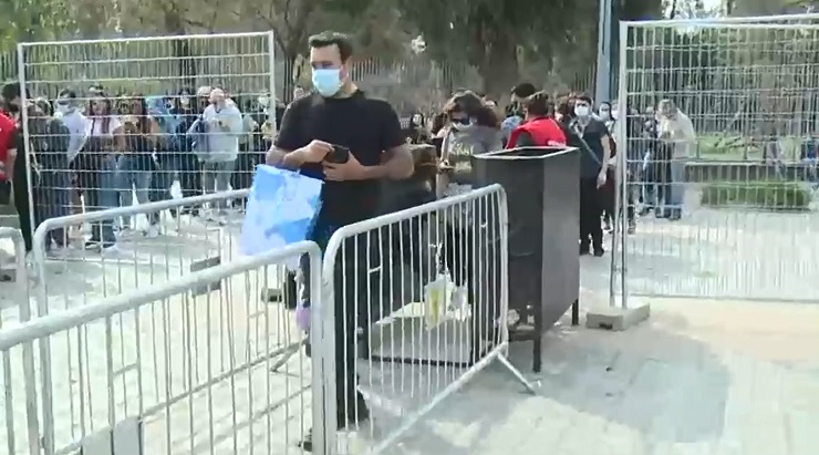 Con retraso, poca paciencia y mucha hambre: Así comenzaron oficialmente las fondas de Fiestas Patrias