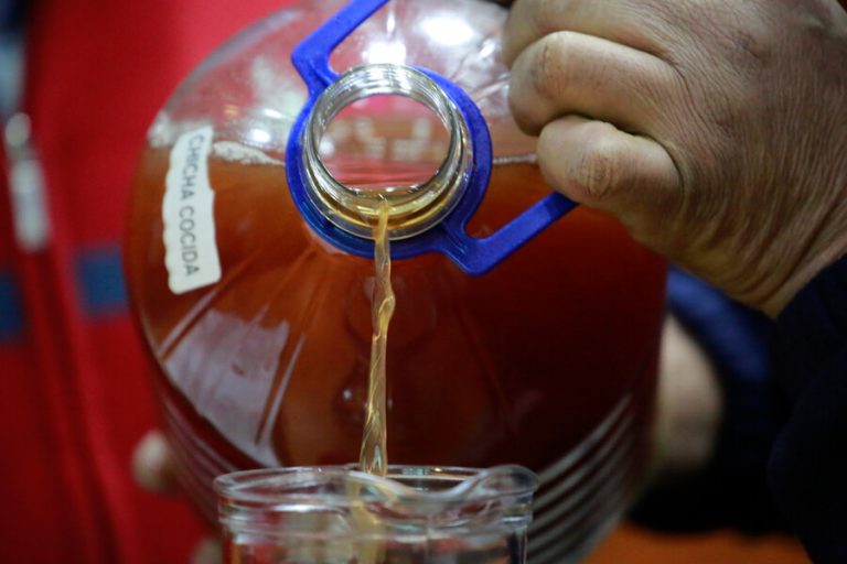 Un infaltable de Fiestas Patrias: Así se puede identificar si la chicha está, o no, adulterada