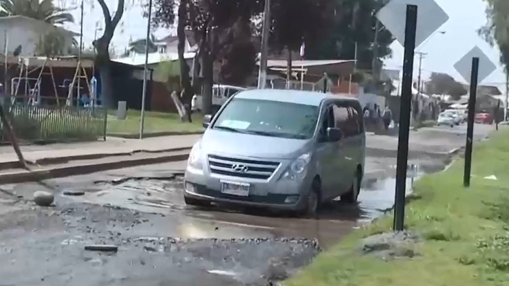 Chile a medias: Conductores cada vez más preocupados por el estado de las calles