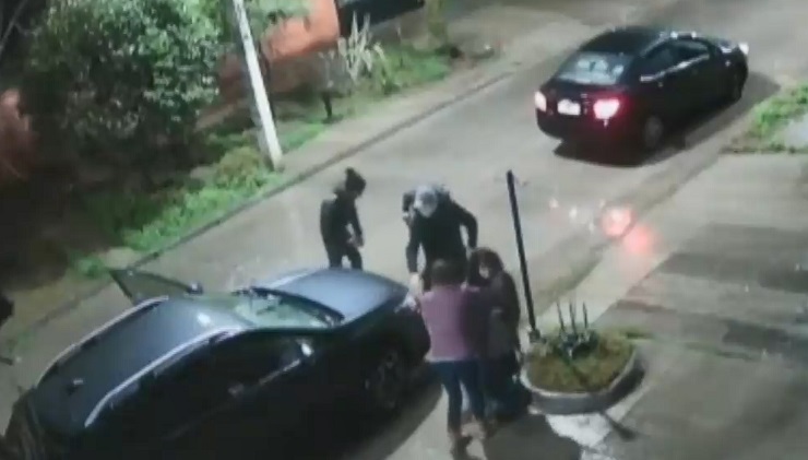 Golpean y amenazan con armas de fuego: Preocupación en Macul por violentos asaltos en barrios residenciales