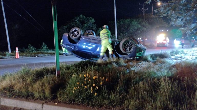 Grave accidente en la Ligua: Conductor volcó su auto, se dio a la fuga y causó daños en el alumbrado público