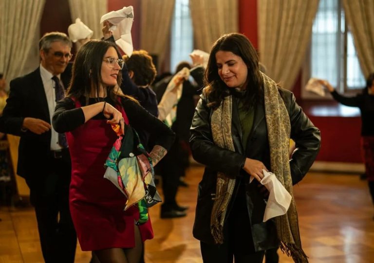 ¡Tikitikití! Así fue el pie de cueca del Pdte. Boric y los ministros en el tradicional esquinazo en La Moneda