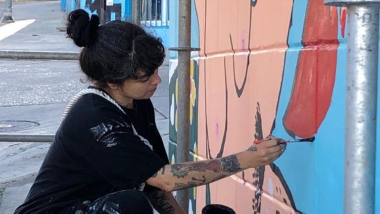 De Viña del Mar a París: Mon Laferte pintó mural en importante exposición de arte urbano en la capital francesa