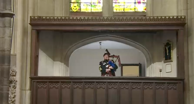 Un lamento fúnebre: La emocionante interpretación del gaitero que diariamente despertaba a la reina Isabel II