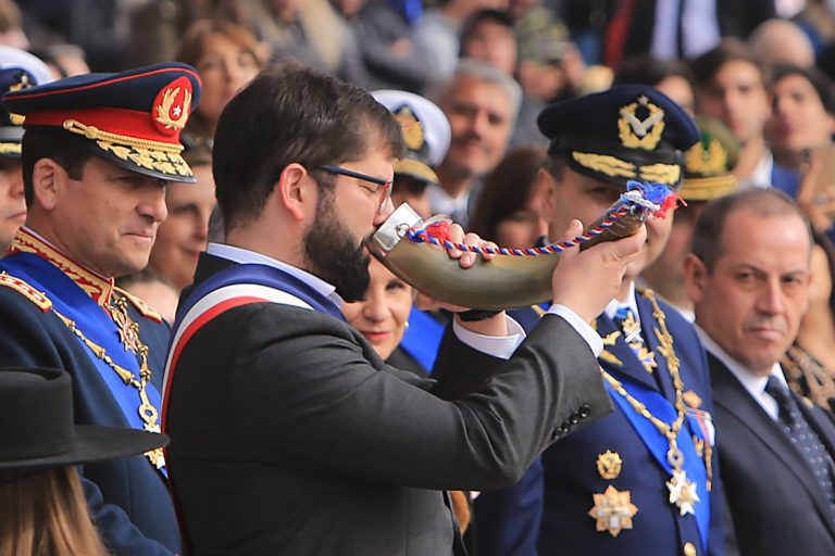 El momento en que el pdte. Boric tomó la tradicional chicha en cacho en la Parada Militar 2022
