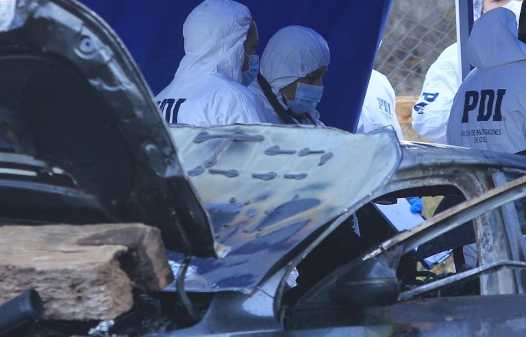 Hallaron el cuerpo calcinado de una persona dentro de auto con encargo por robo en Lo Espejo
